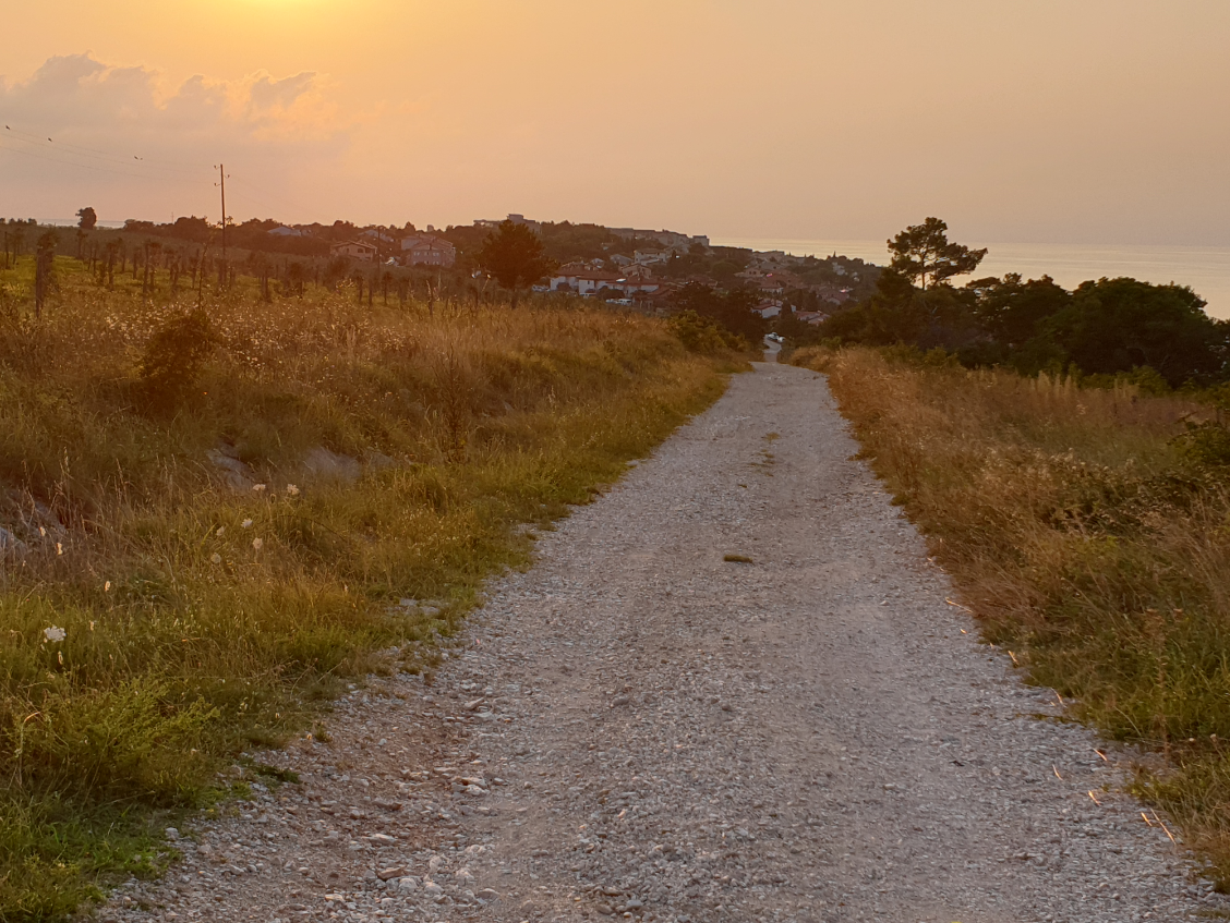 ddeee-dirt-road.png