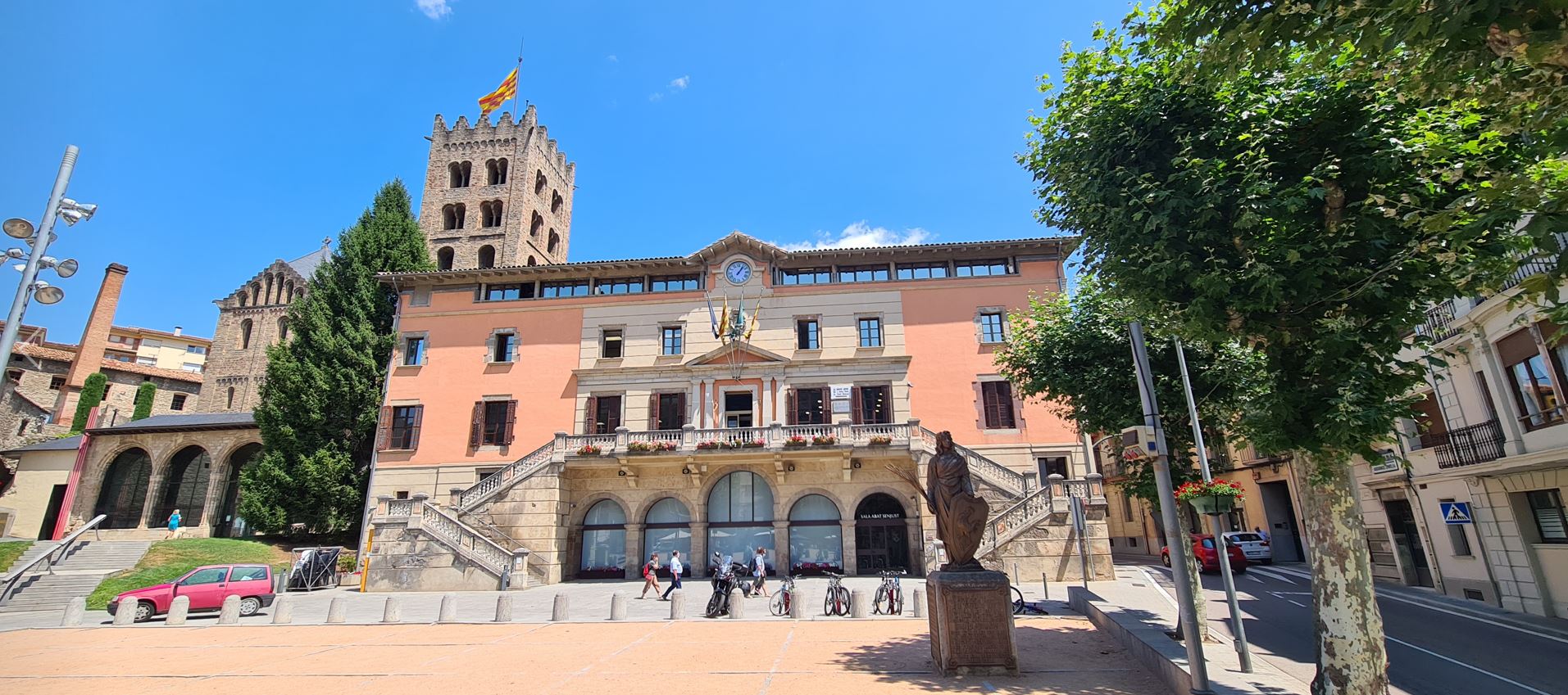 Town hall with the monastery in the background 