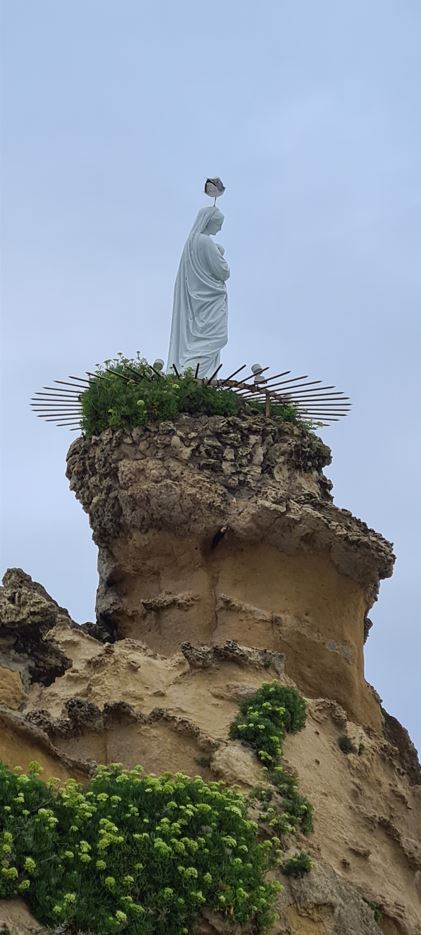 Virgin Mary protecting the city