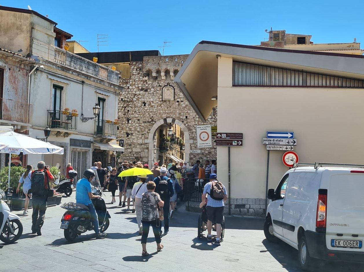 3141f-entry-into-taormina.jpg