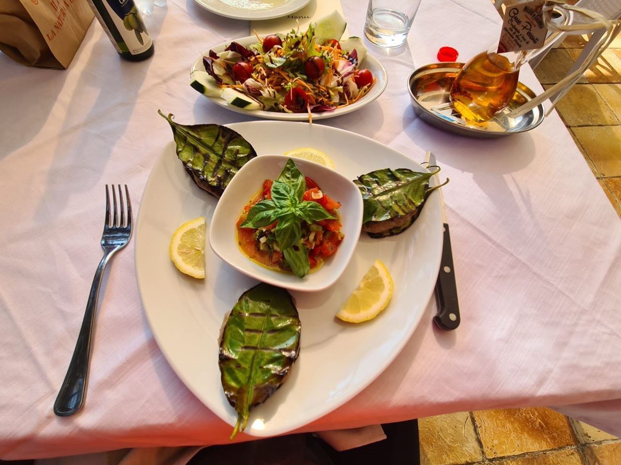4f8c3-dinner1.jpg