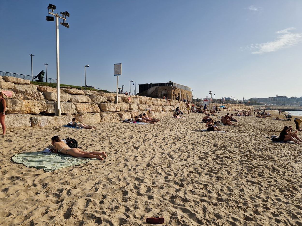 108fb-tel-aviv-beach.jpg