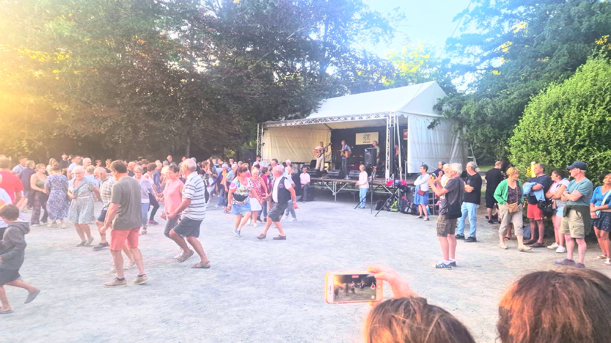 Folks of Muzillac folksdancing