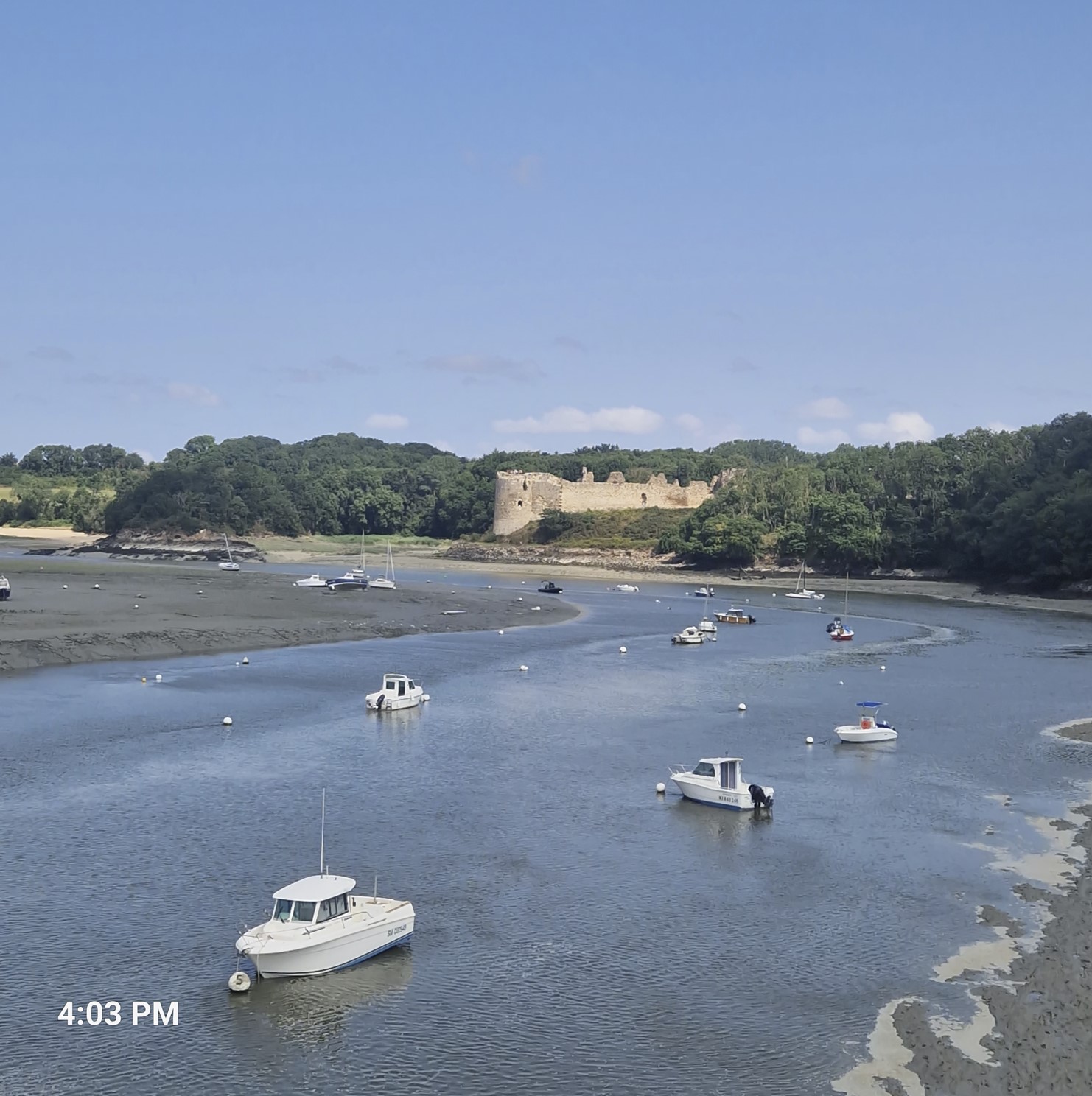 Castle of the Guildo in low tide
