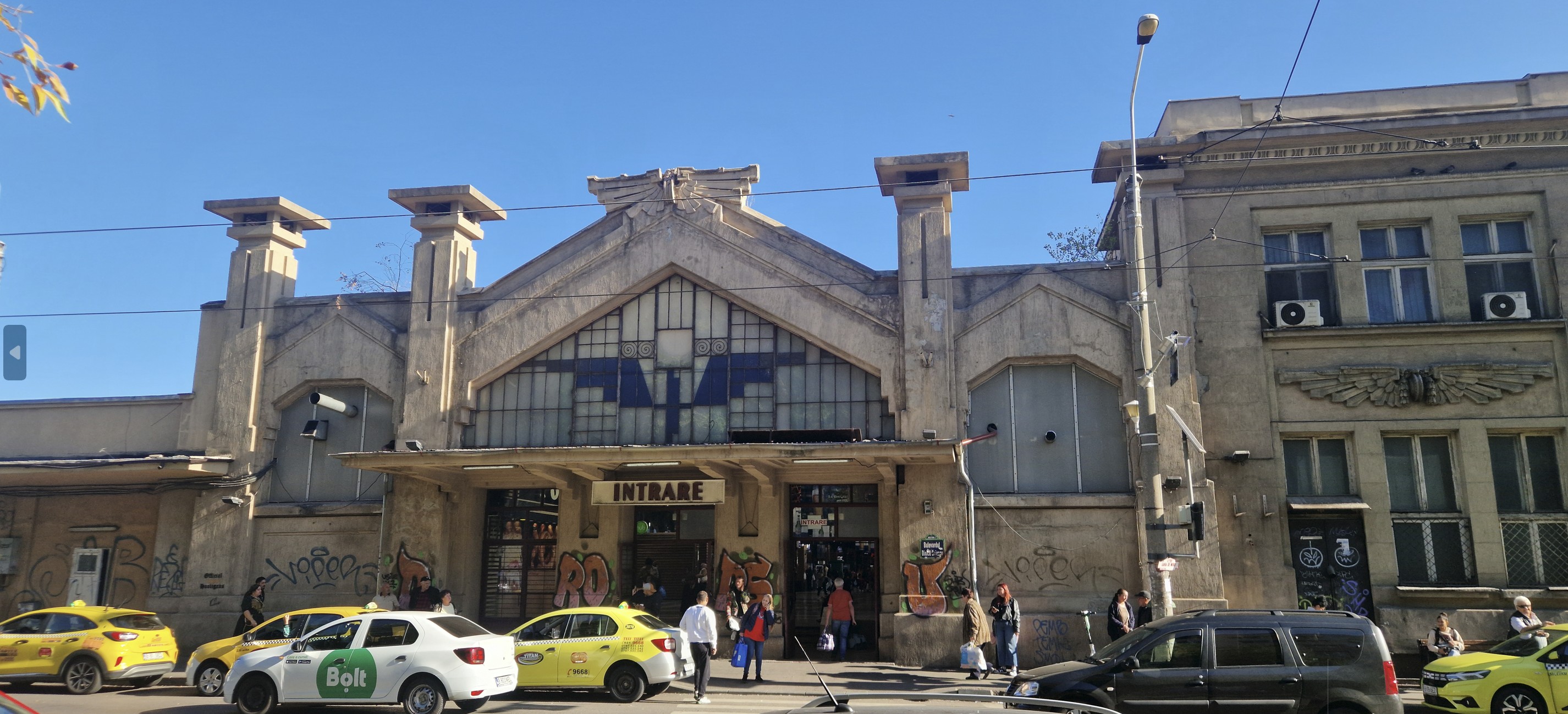First impression of Bucharest (perhaps the architect was Mussolini...?)